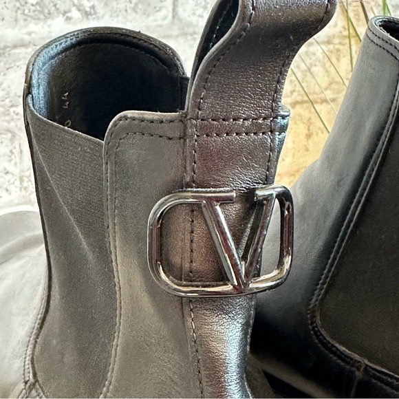 VALENTINO Chelsea Boots Men’s 44 BeatleV logo Leather Black - Picture 6 of 8